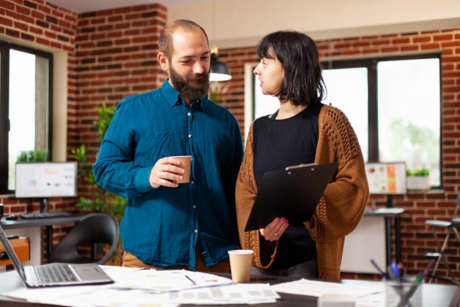 Moderne UI/UX Design Arbeitsplätze mit mehreren Bildschirmen